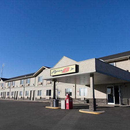 Super 8 By Wyndham Strathmore Extérieur photo