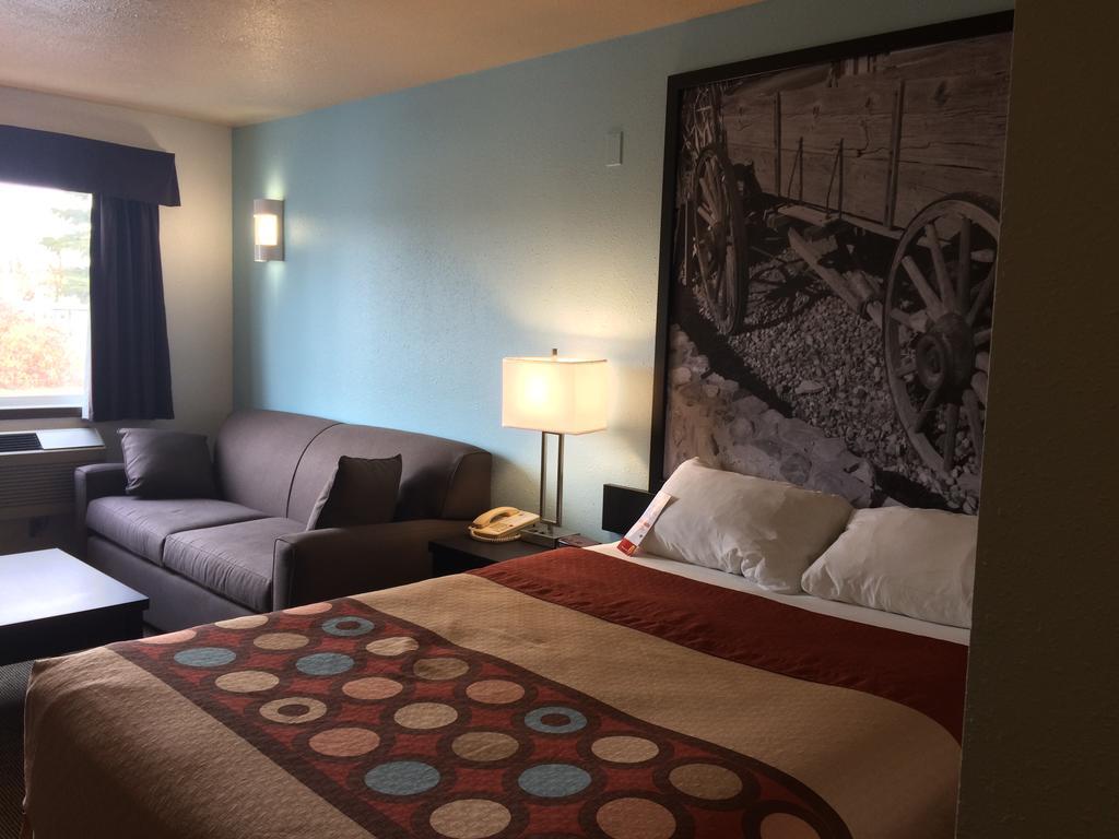 Super 8 By Wyndham Strathmore Extérieur photo