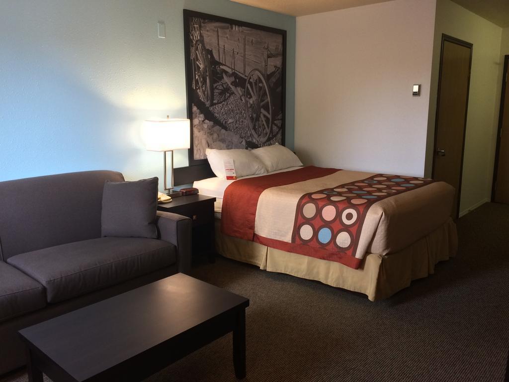 Super 8 By Wyndham Strathmore Extérieur photo
