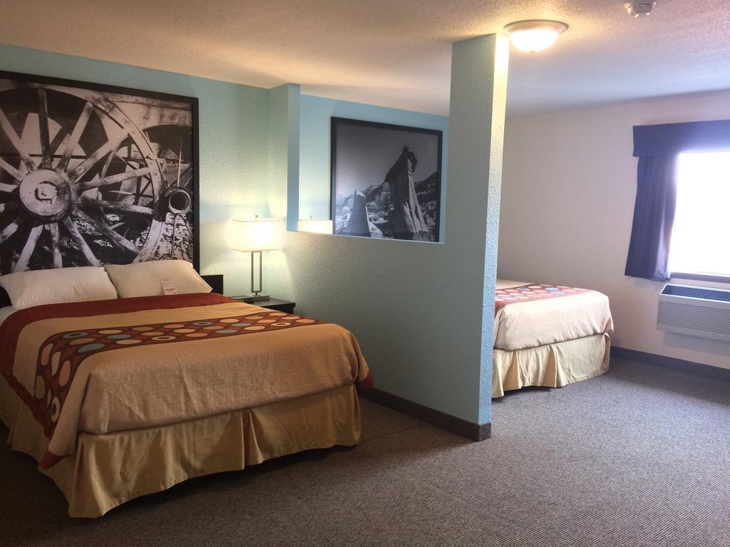 Super 8 By Wyndham Strathmore Extérieur photo