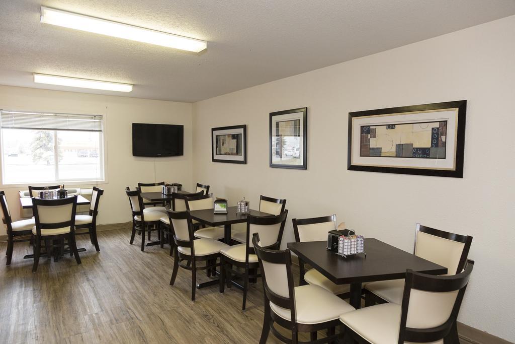Super 8 By Wyndham Strathmore Extérieur photo