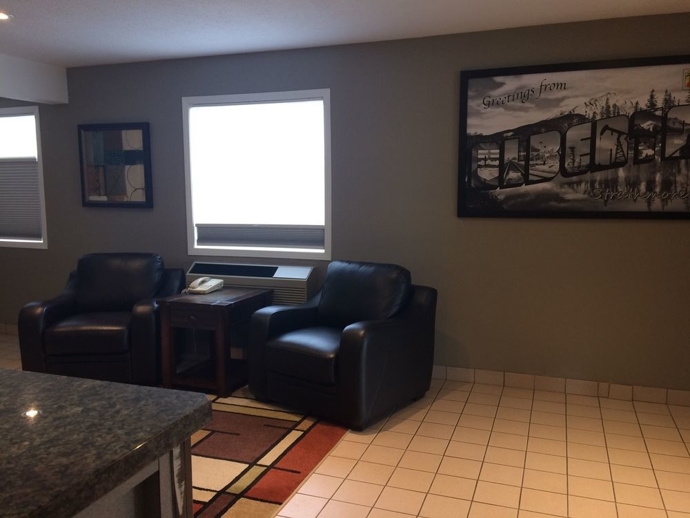 Super 8 By Wyndham Strathmore Extérieur photo