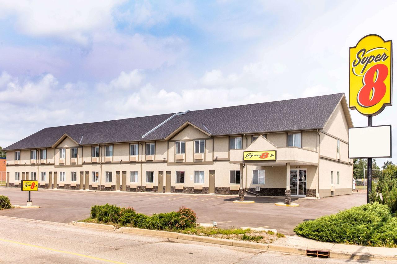 Super 8 By Wyndham Strathmore Extérieur photo