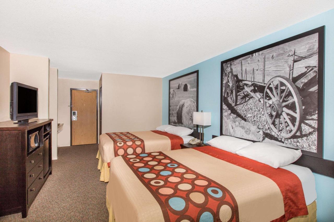 Super 8 By Wyndham Strathmore Extérieur photo