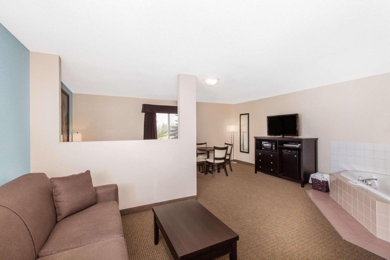 Super 8 By Wyndham Strathmore Extérieur photo