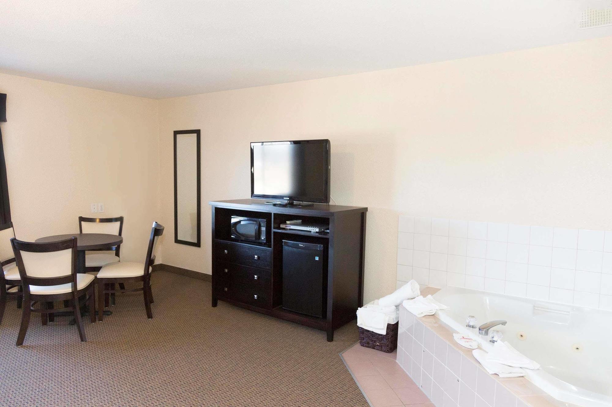 Super 8 By Wyndham Strathmore Extérieur photo