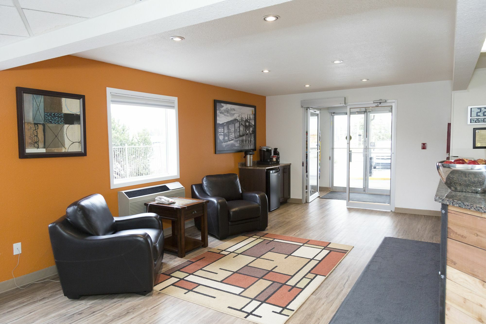 Super 8 By Wyndham Strathmore Extérieur photo