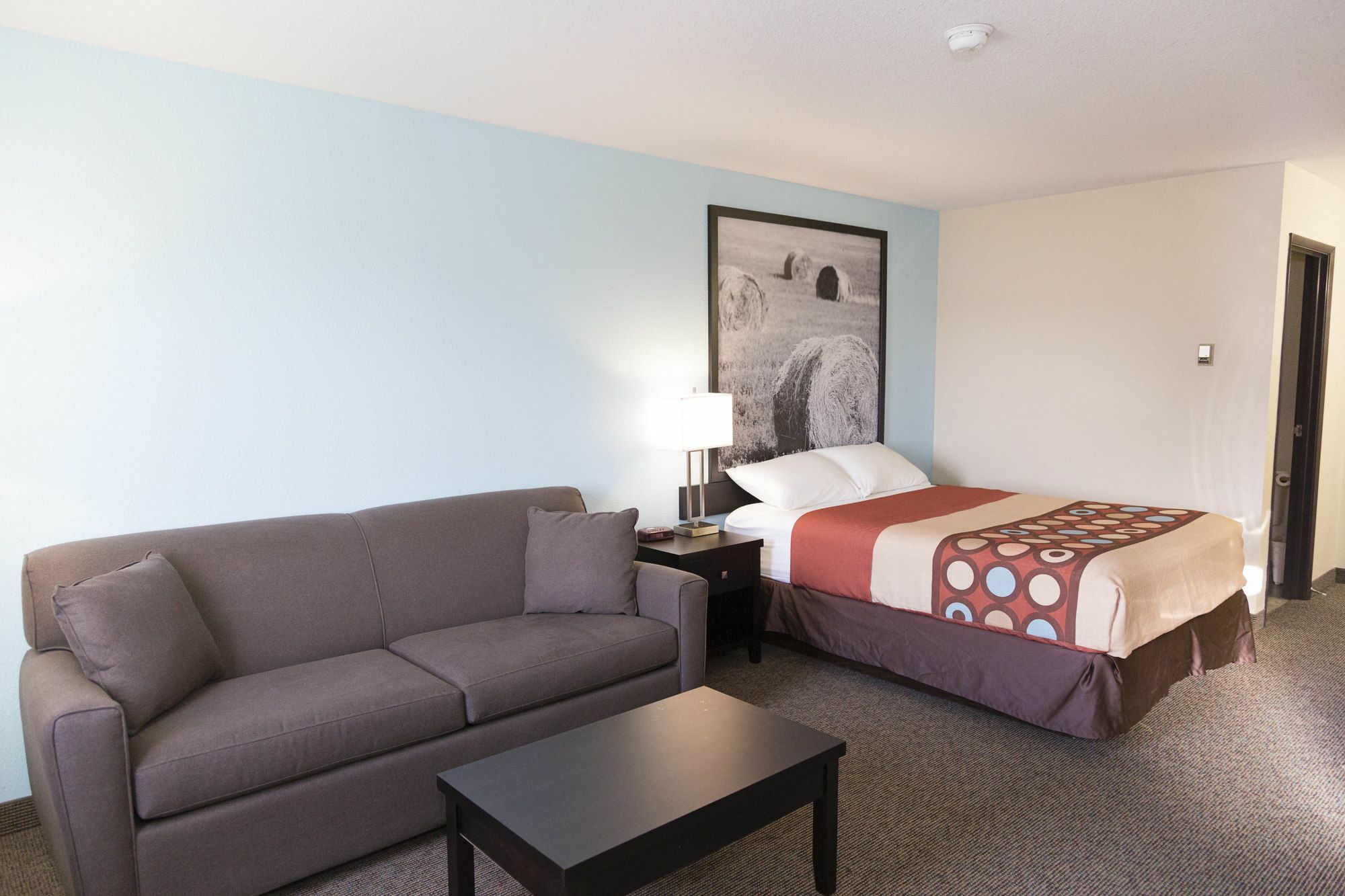 Super 8 By Wyndham Strathmore Extérieur photo