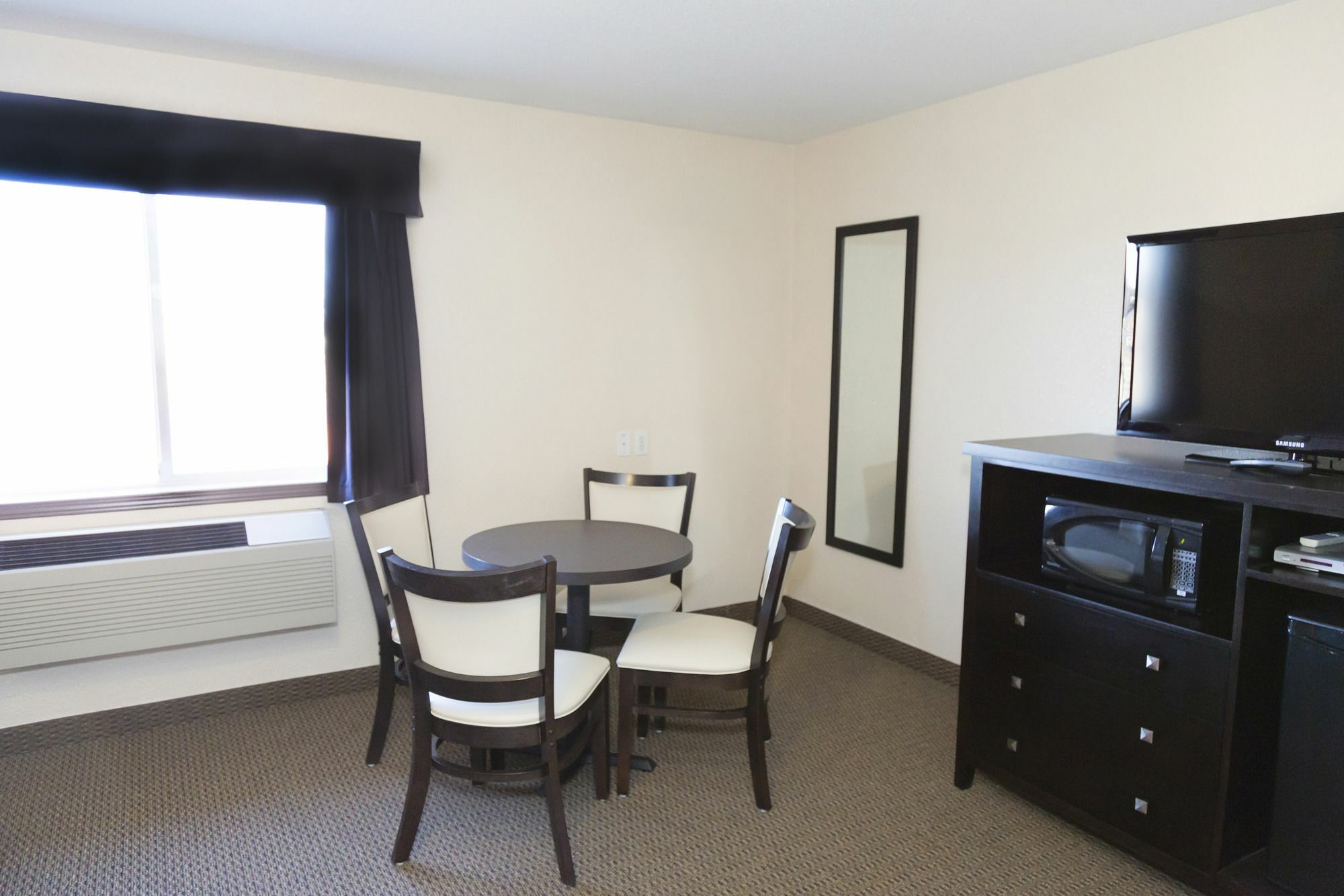 Super 8 By Wyndham Strathmore Extérieur photo