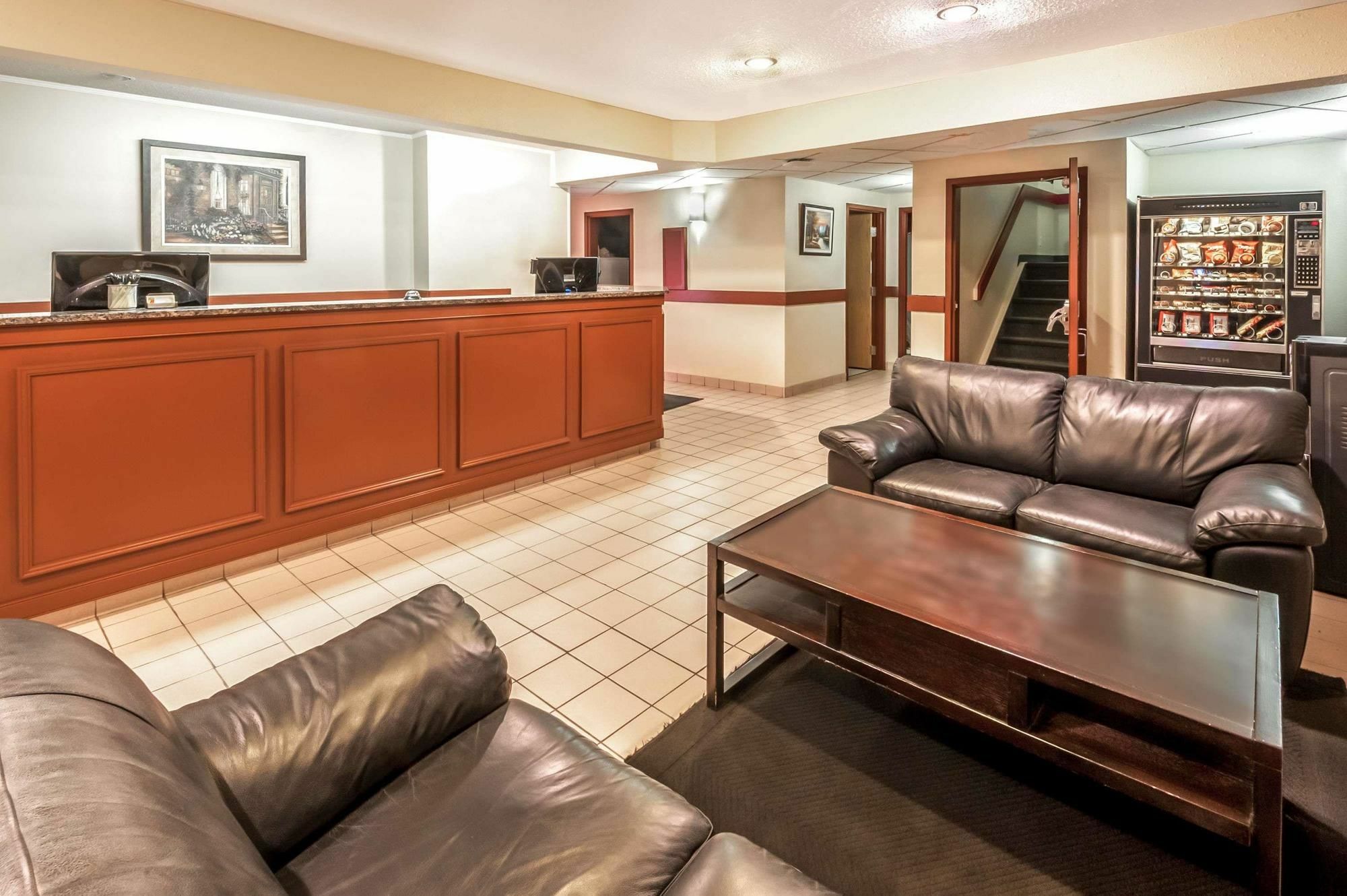 Super 8 By Wyndham Strathmore Extérieur photo