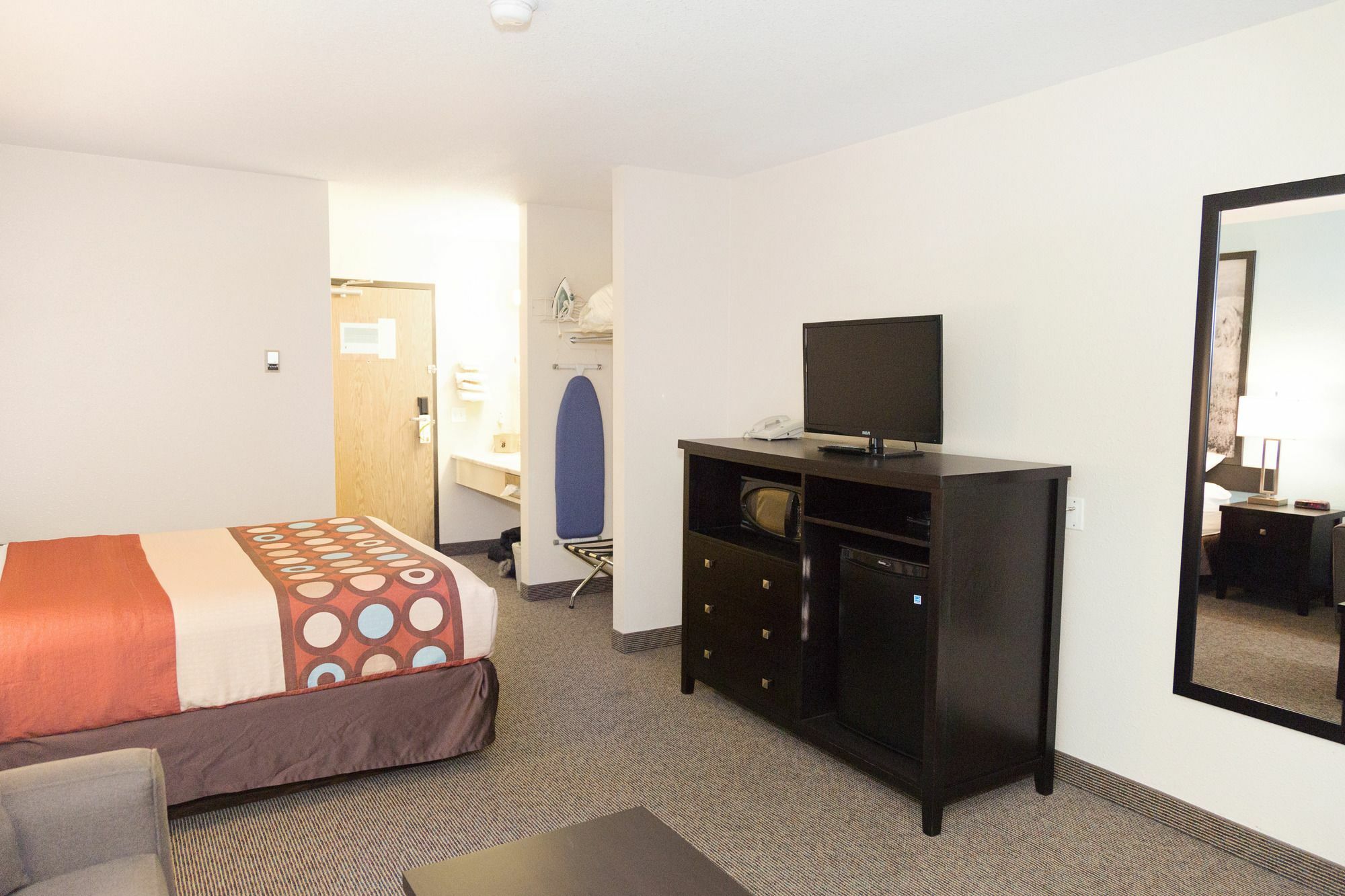 Super 8 By Wyndham Strathmore Extérieur photo