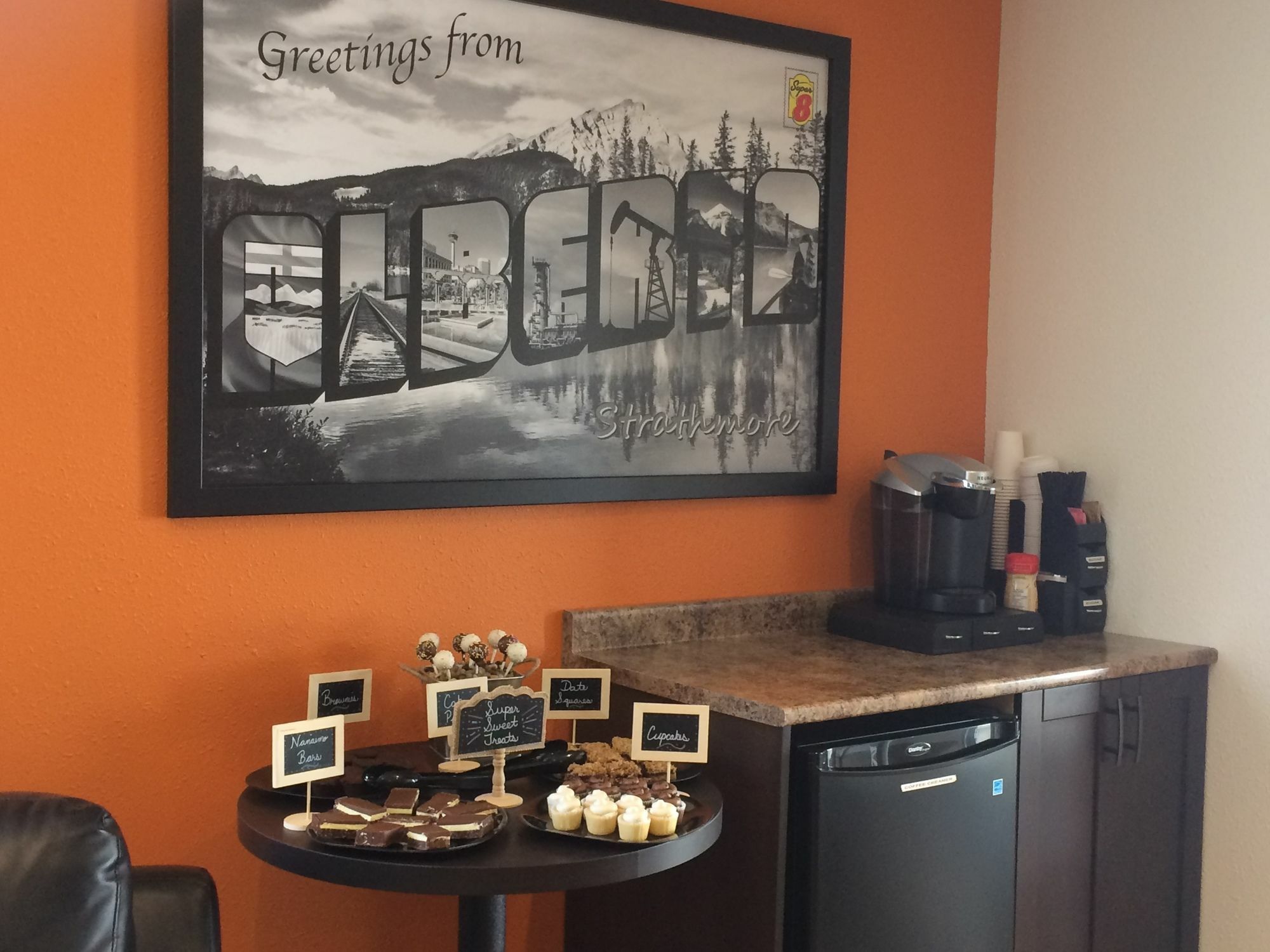 Super 8 By Wyndham Strathmore Extérieur photo