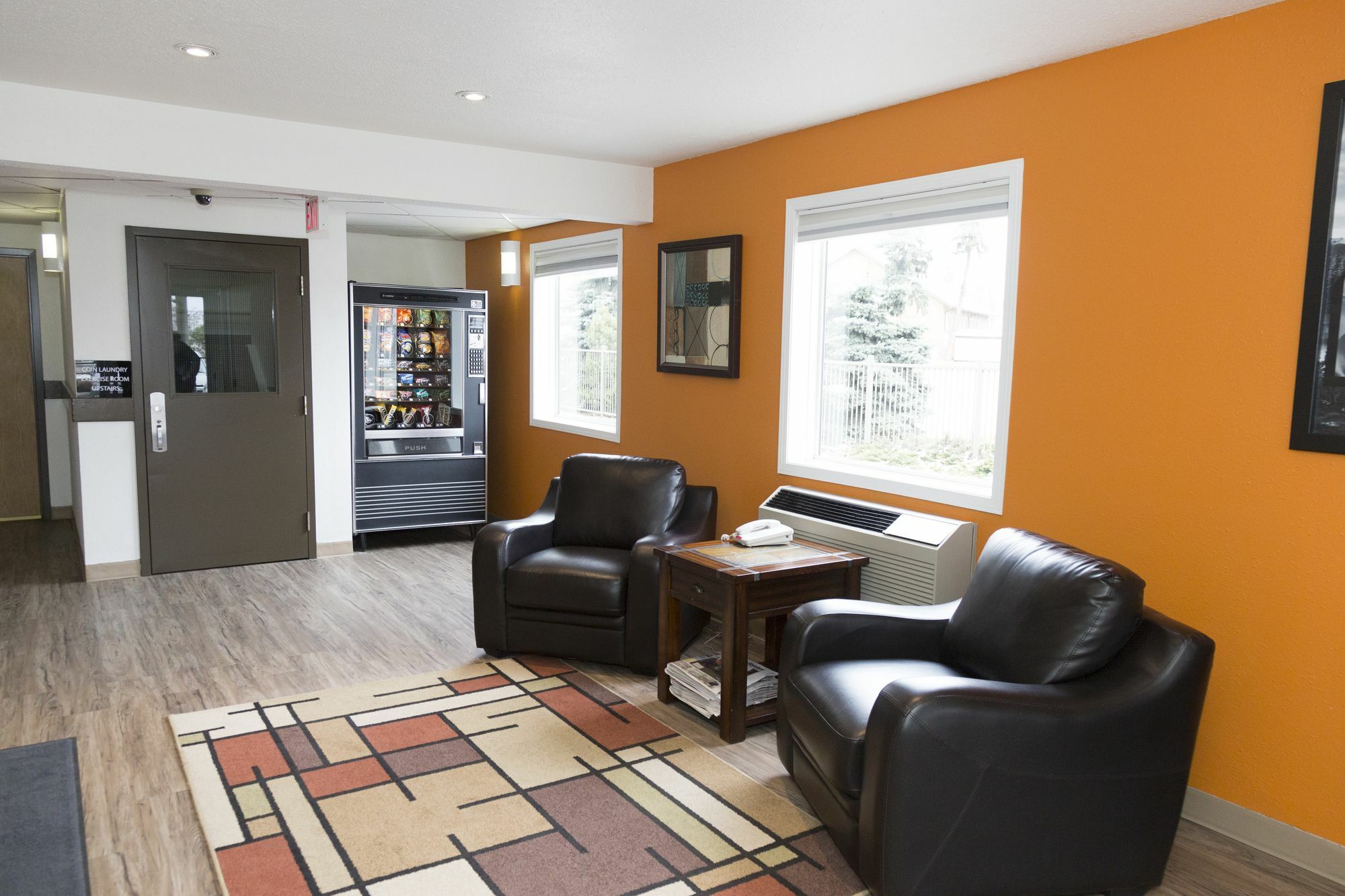 Super 8 By Wyndham Strathmore Extérieur photo