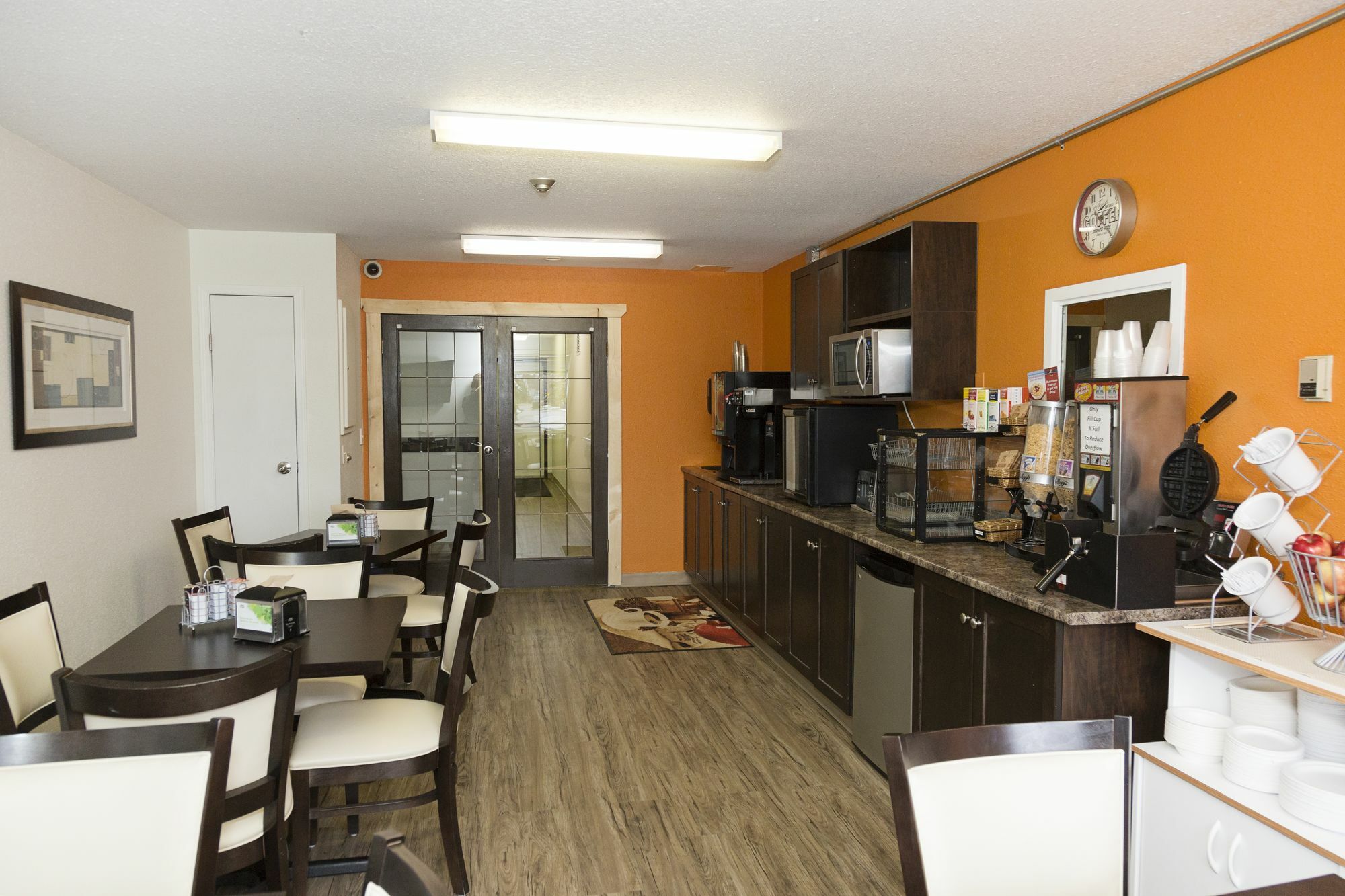 Super 8 By Wyndham Strathmore Extérieur photo