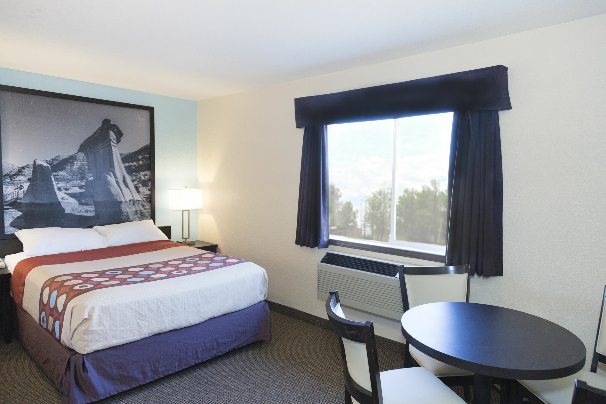 Super 8 By Wyndham Strathmore Extérieur photo