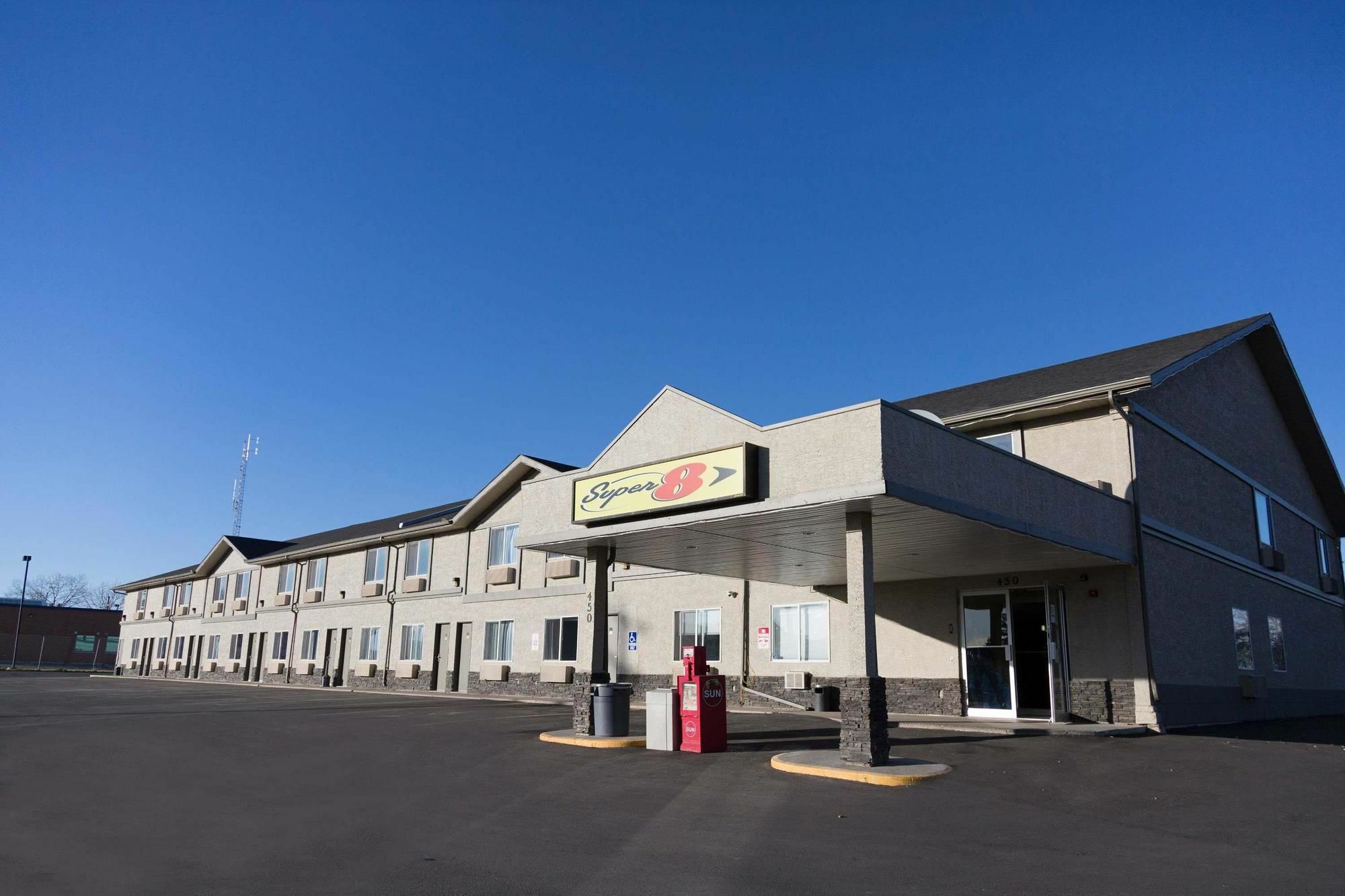 Super 8 By Wyndham Strathmore Extérieur photo