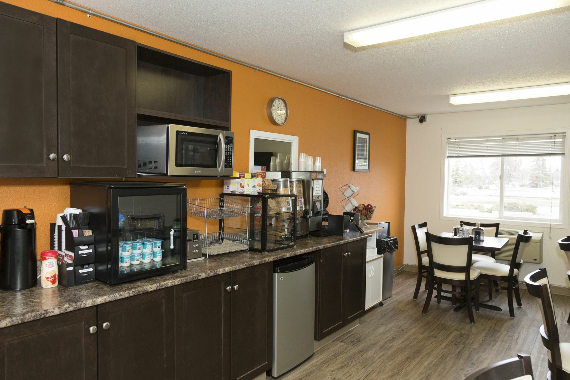 Super 8 By Wyndham Strathmore Extérieur photo