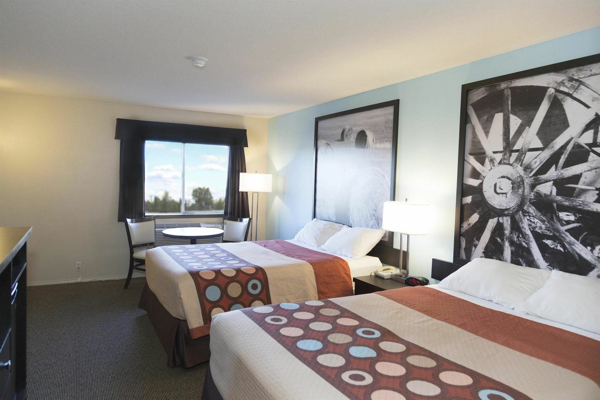 Super 8 By Wyndham Strathmore Extérieur photo
