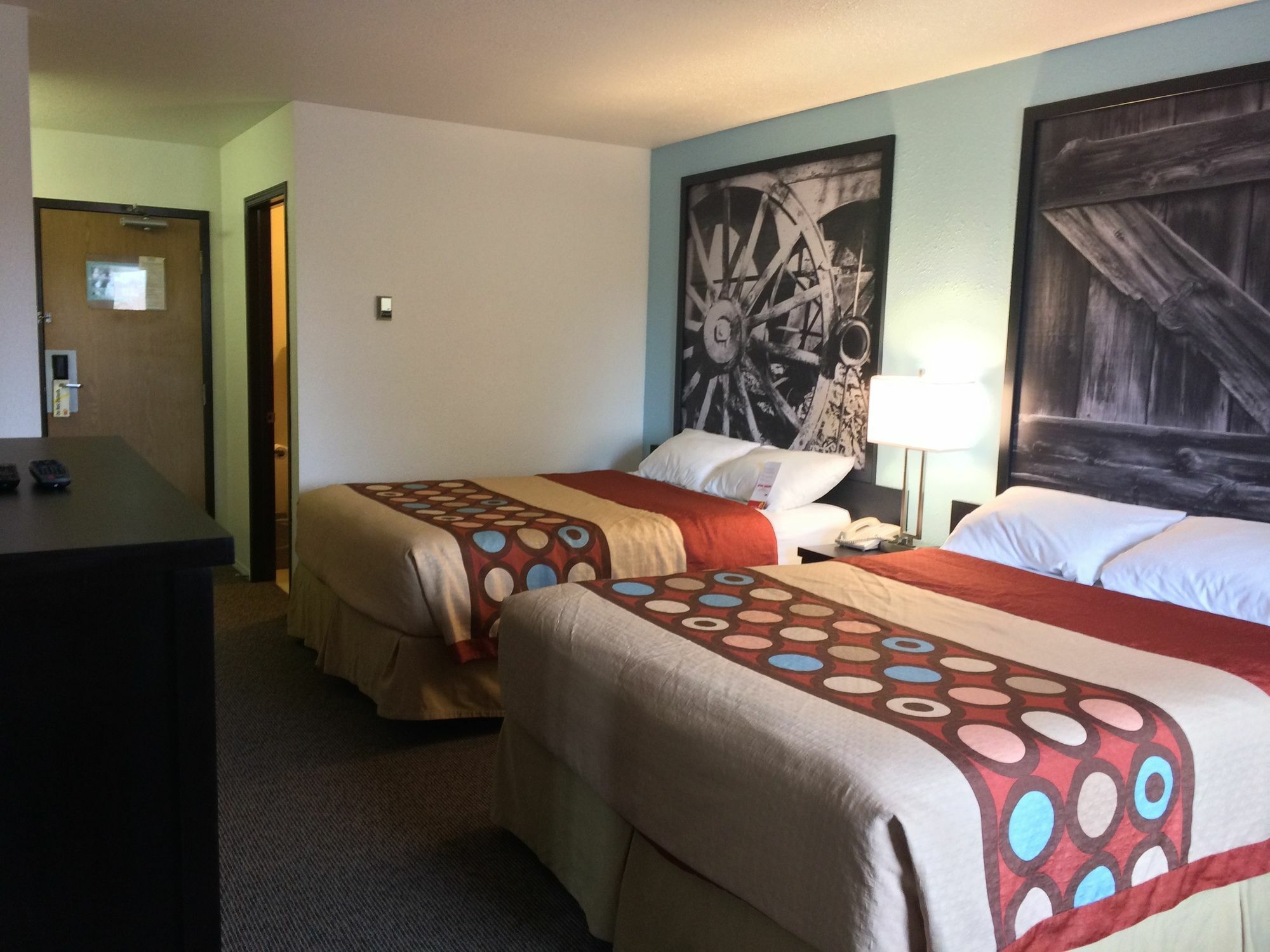 Super 8 By Wyndham Strathmore Extérieur photo