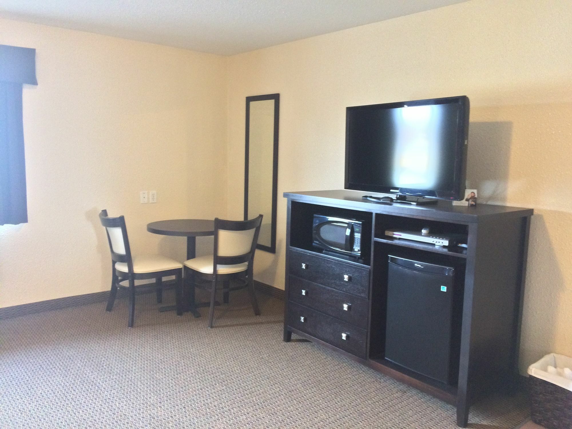 Super 8 By Wyndham Strathmore Extérieur photo