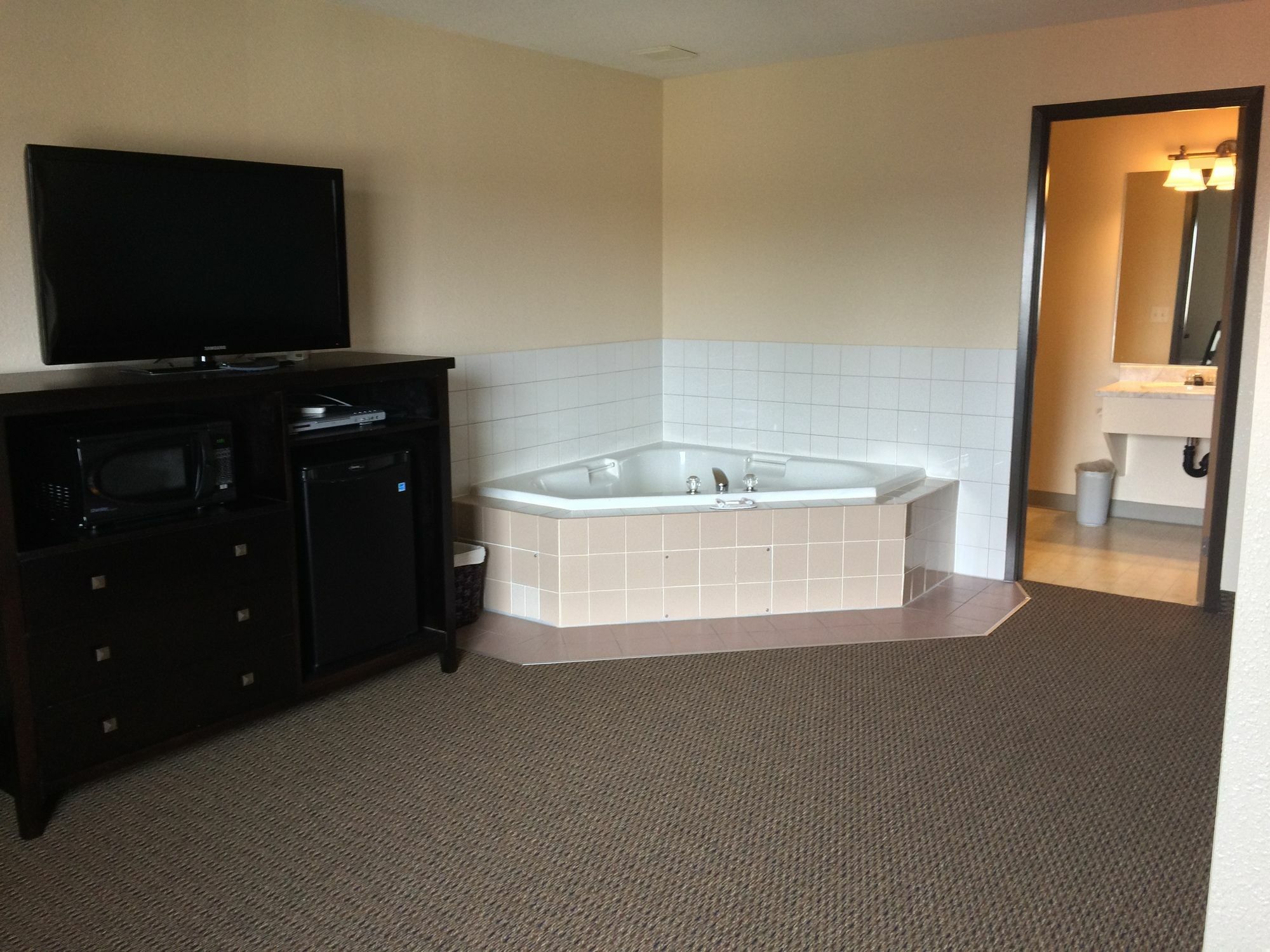 Super 8 By Wyndham Strathmore Extérieur photo
