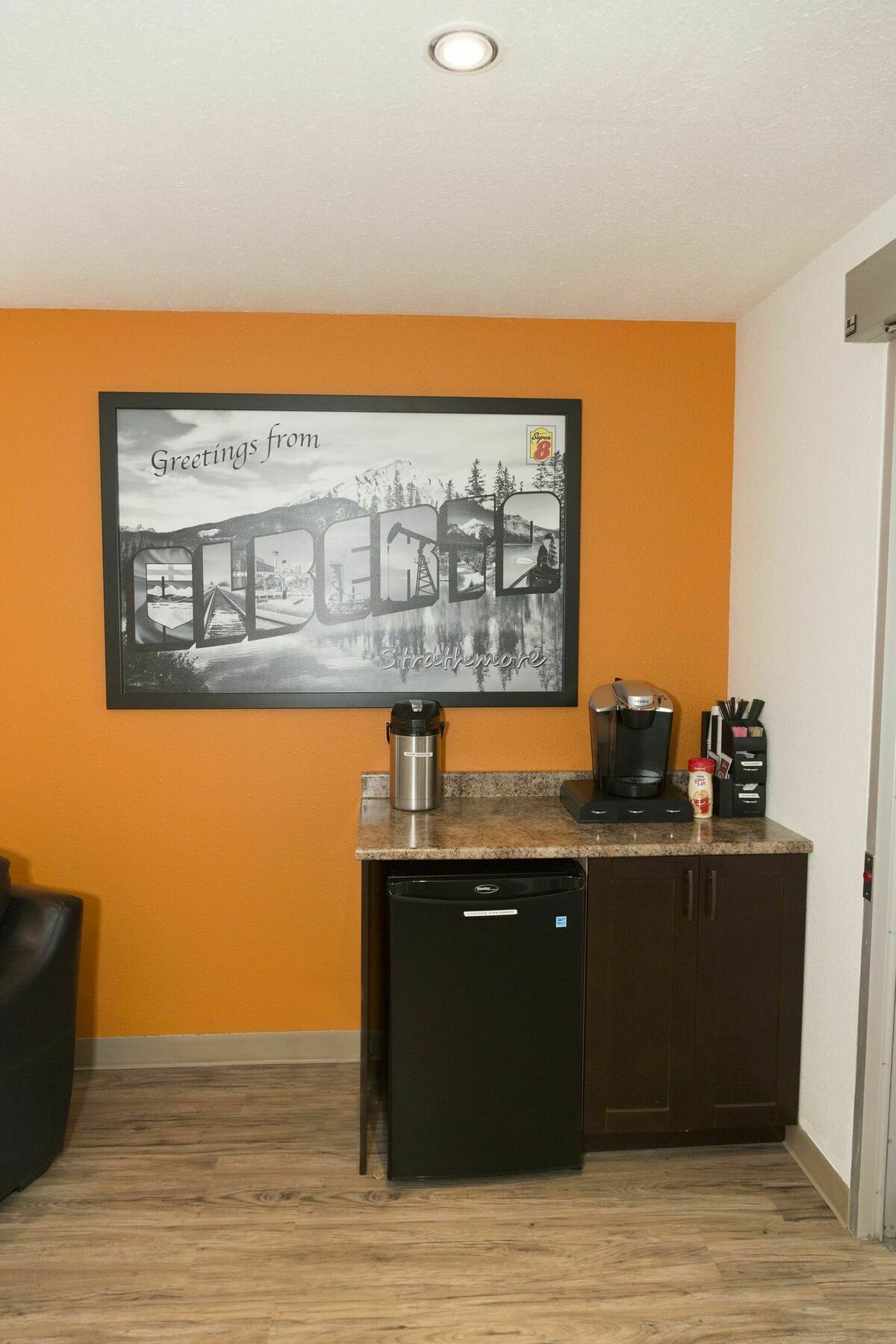 Super 8 By Wyndham Strathmore Extérieur photo