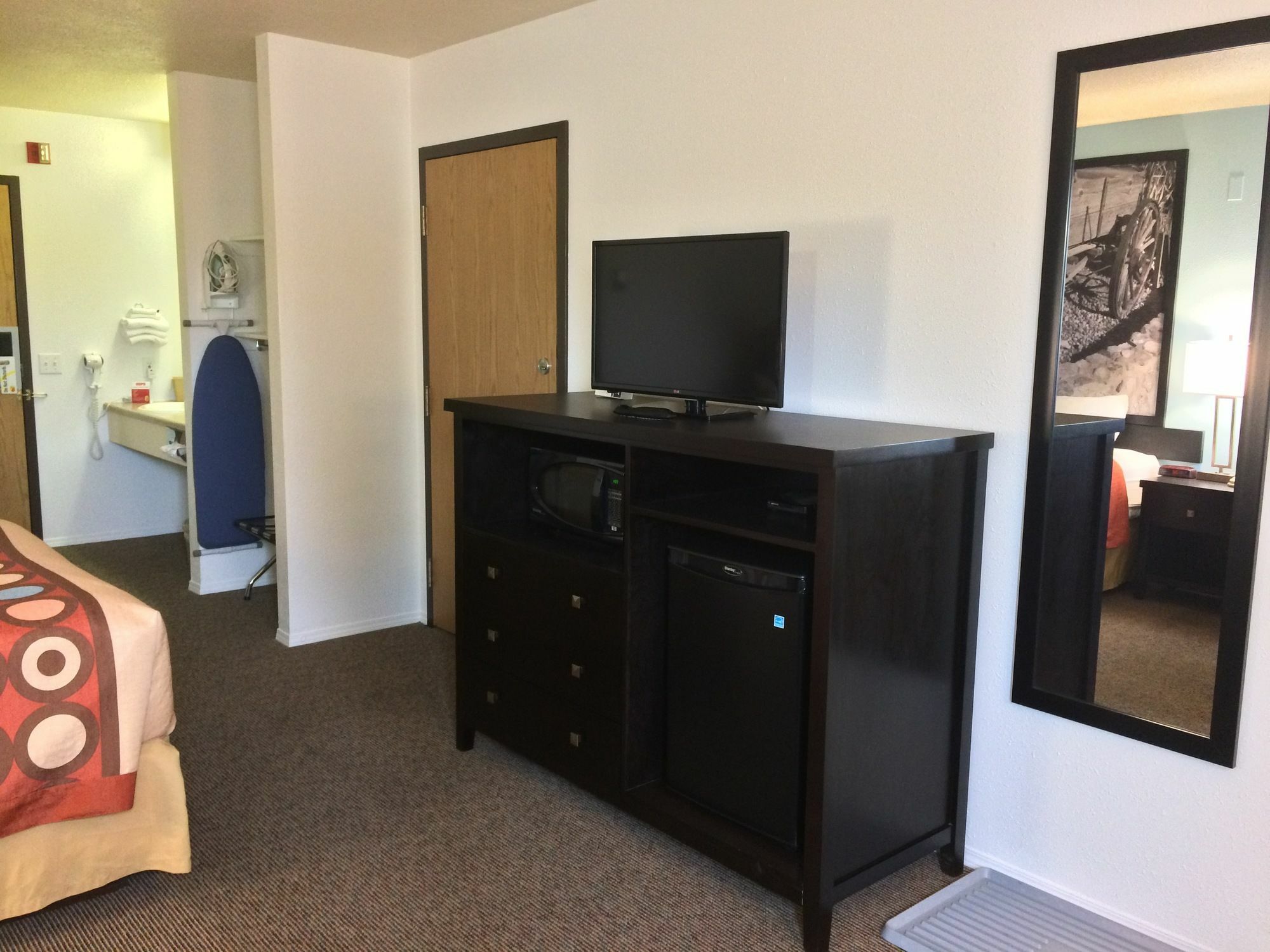 Super 8 By Wyndham Strathmore Extérieur photo