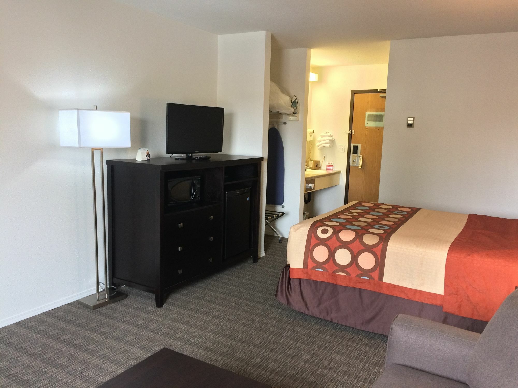 Super 8 By Wyndham Strathmore Extérieur photo
