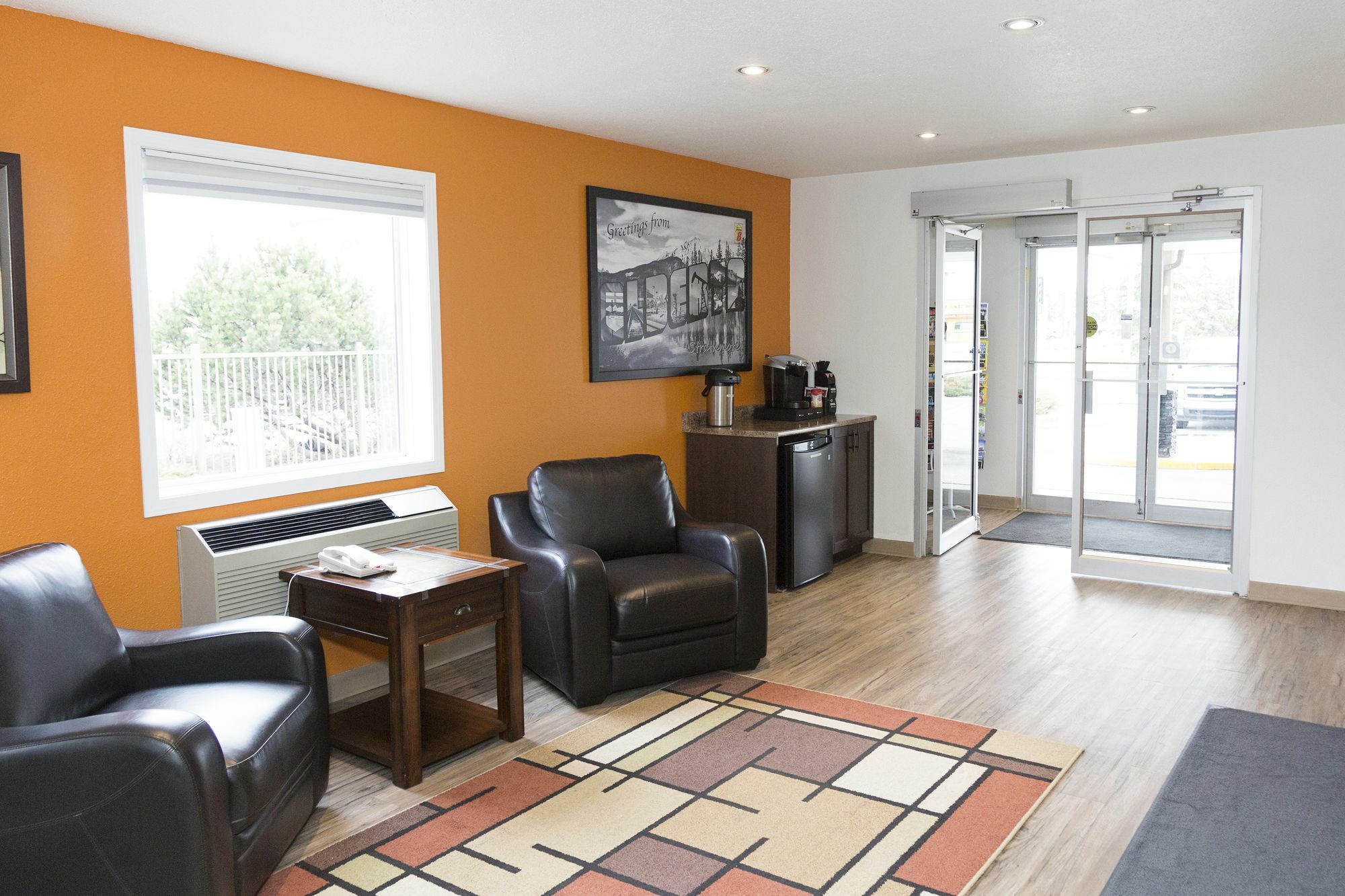 Super 8 By Wyndham Strathmore Extérieur photo