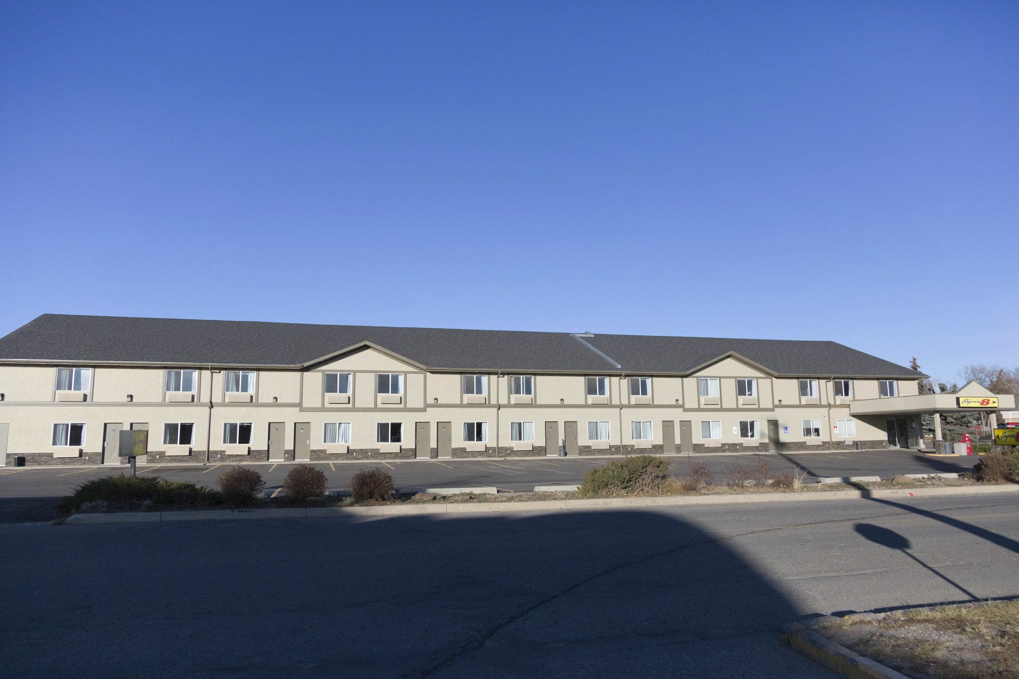 Super 8 By Wyndham Strathmore Extérieur photo