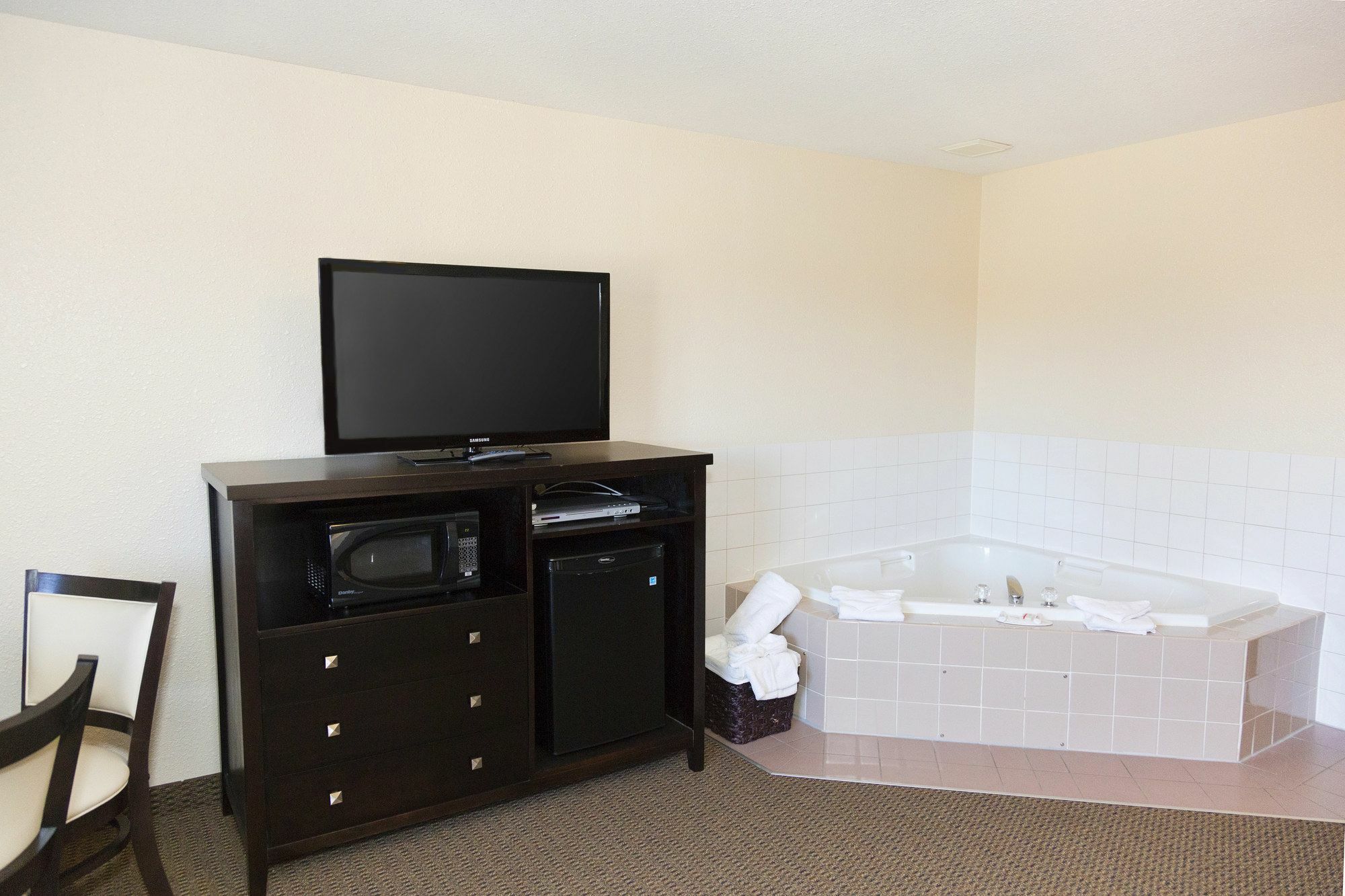 Super 8 By Wyndham Strathmore Extérieur photo